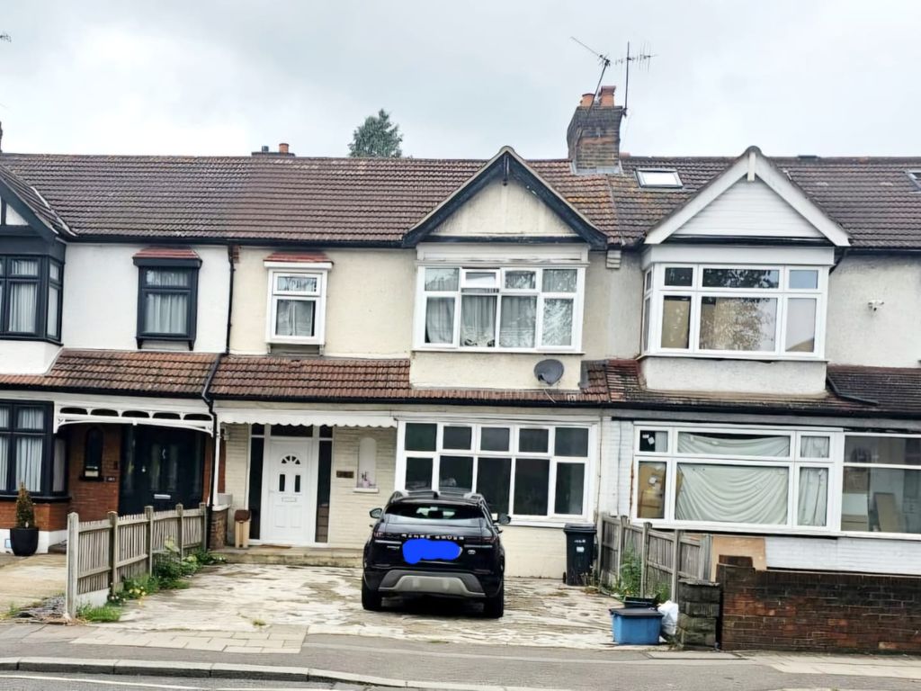 3 bed detached house for sale in Cranbrook Road, Ilford IG2, £580,000