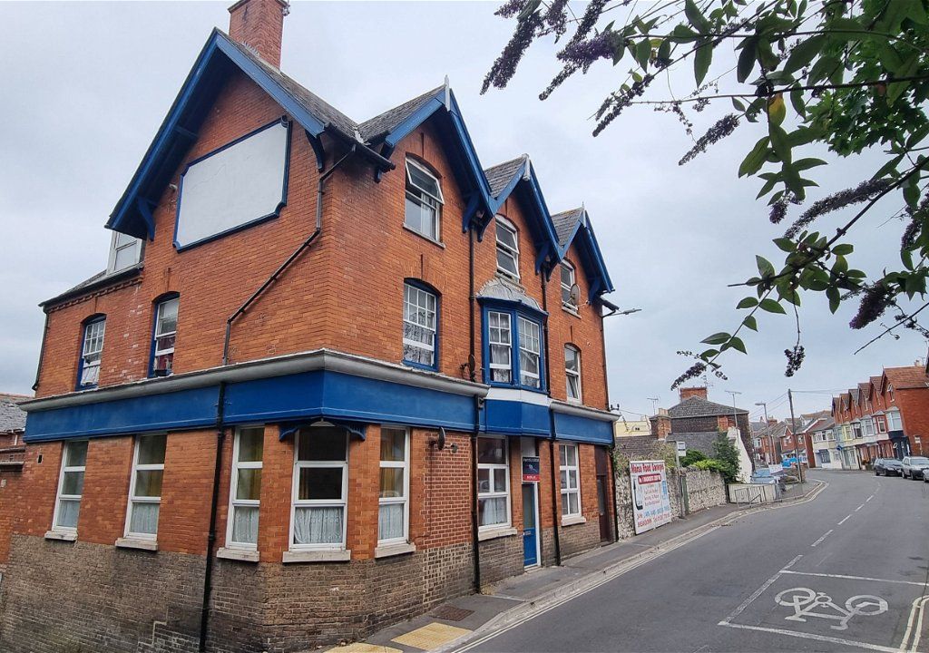 2 bed flat to rent in Chickerell Road, Chickerell, Weymouth DT4, £795