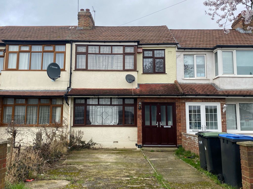 3 bed terraced house to rent in Longfield Avenue, Enfield EN3, £2,000