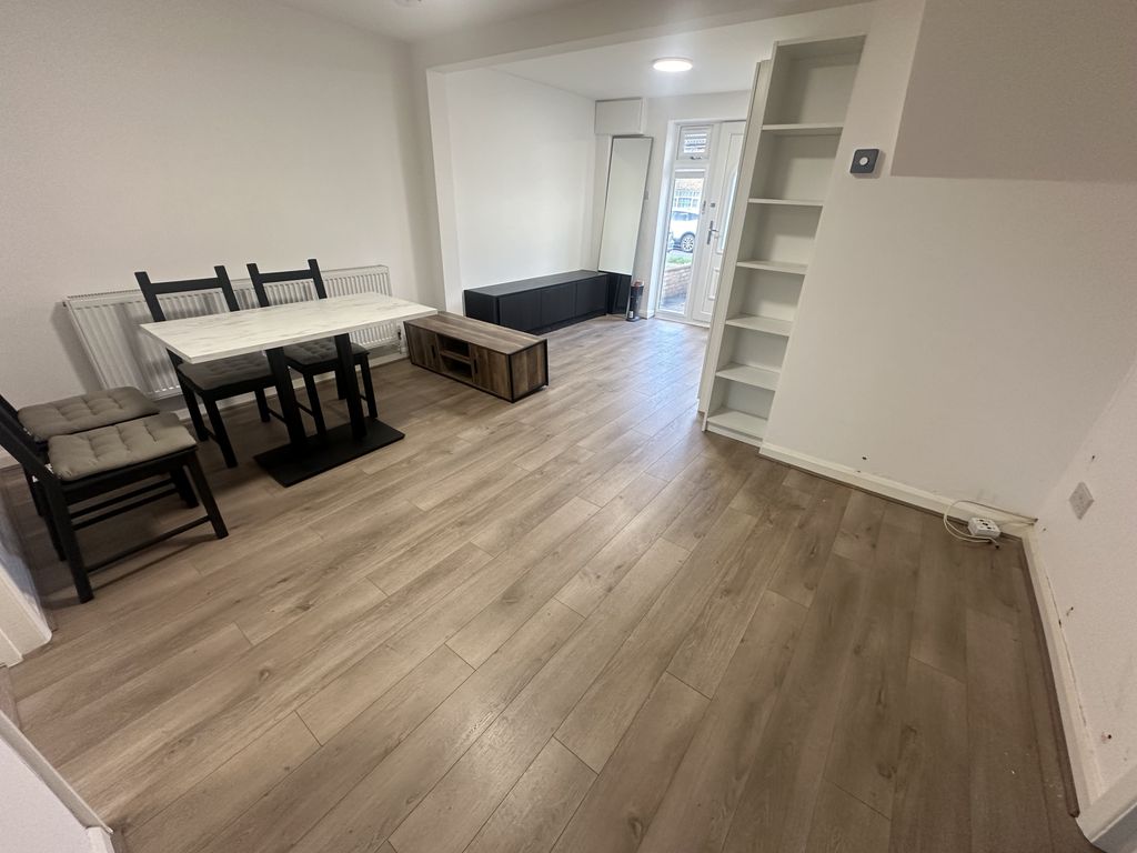 2 bed flat to rent in Boundary Close, Southall, Greater London UB2, £