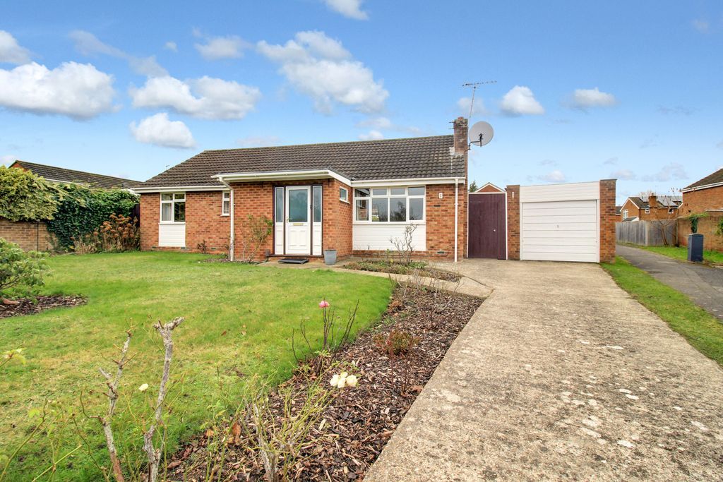 3 bed detached bungalow to rent in Corby Close, Woodley, Reading RG5, £