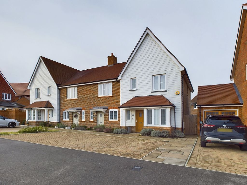 3 bed end terrace house for sale in The Boulevard, Horsham RH12, £