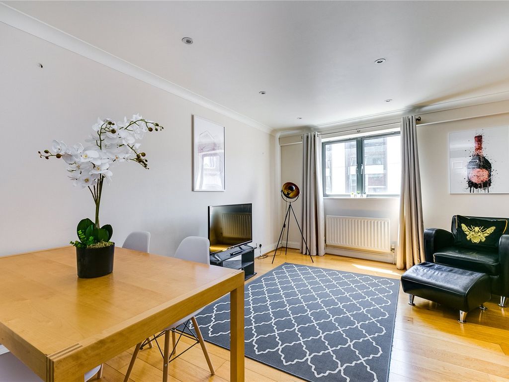 3 bed flat to rent in Vauxhall Bridge Road, Westminster SW1V, £3,900
