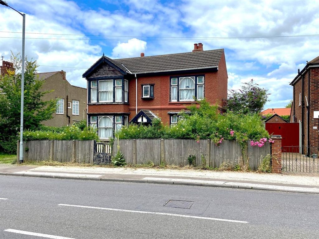 3 bed detached house for sale in Normanston Drive, Lowestoft NR32, £