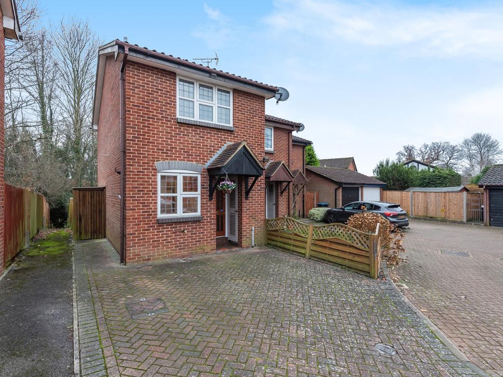 2 bed end terrace house for sale in Jersey Close, Chertsey KT16 Zoopla
