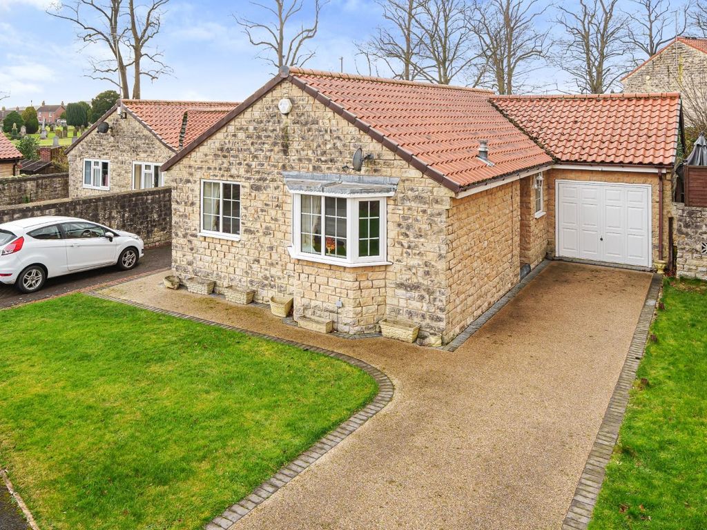 3 bed detached bungalow for sale in Cedar Drive, Tadcaster LS24, £