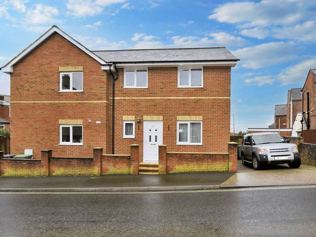 2 bed semidetached house to rent in Bellevue Road, Cowes PO31, £925