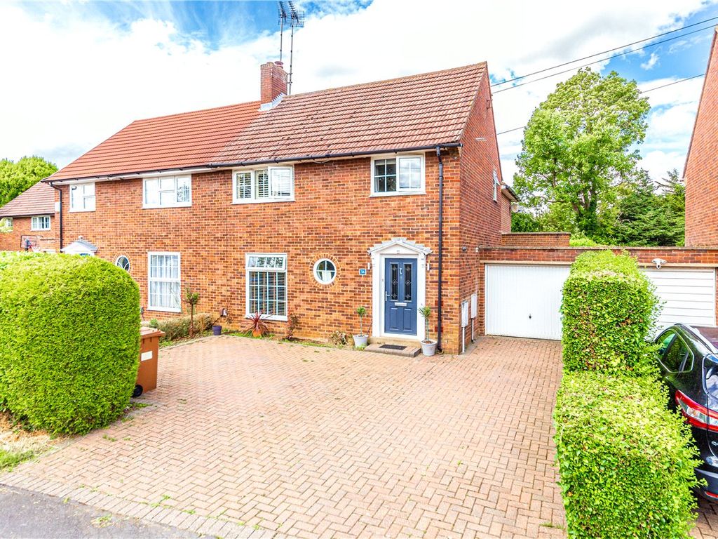4 bed semidetached house for sale in Hall Grove, Welwyn Garden City
