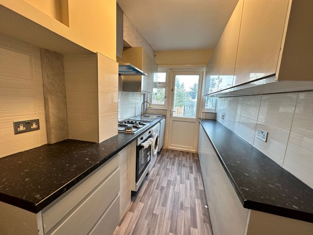 3 bed terraced house to rent in Clitheroe Avenue, Harrow HA2, £2,000