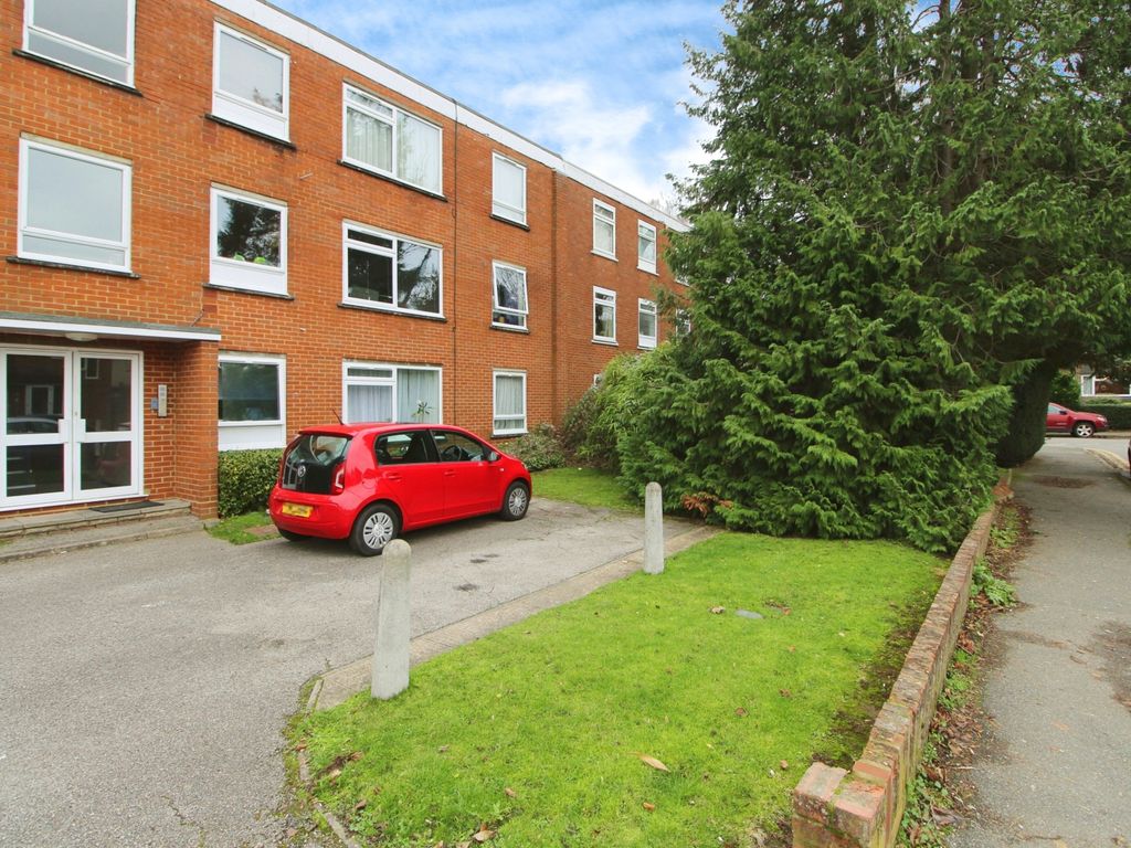 2 bed flat to rent in The Conifers, Devonshire Road, Hatch End HA5, £