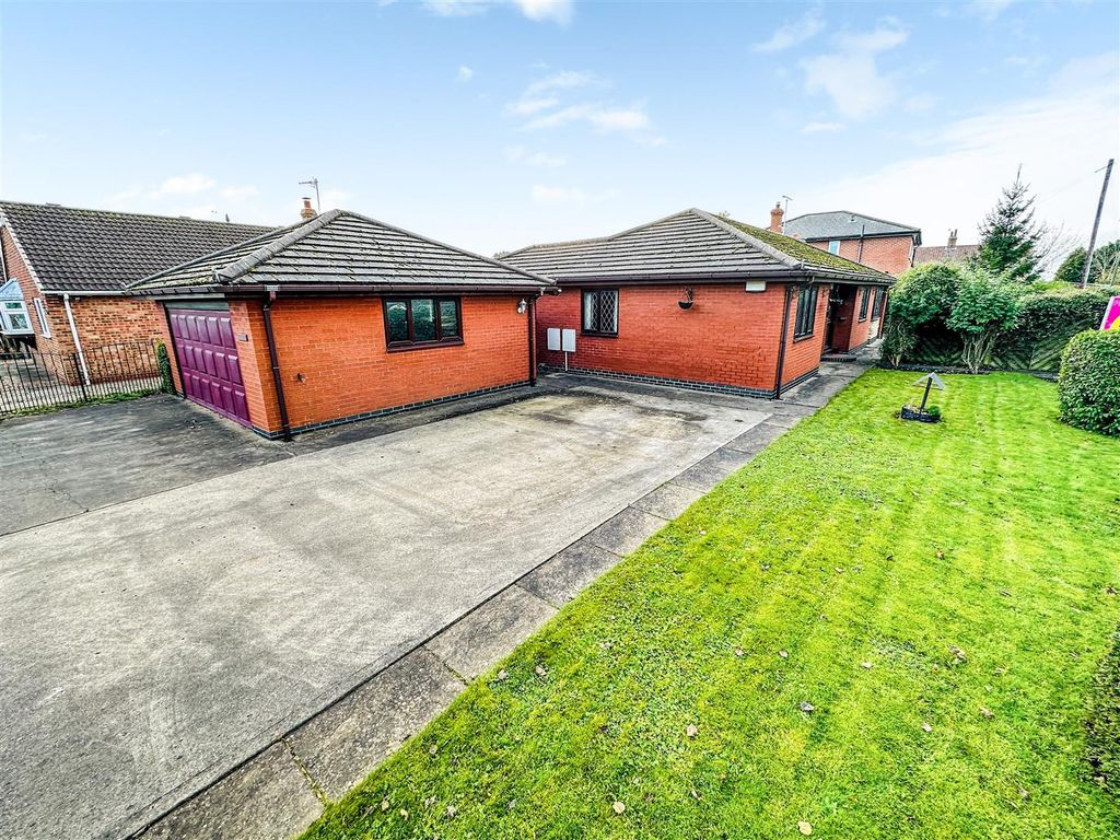 5 bed detached bungalow for sale in Clementhorpe Road, Gilberdyke