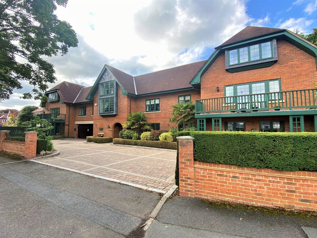 2 bed flat for sale in Knutsford Road, Wilmslow SK9, £319,950 Zoopla