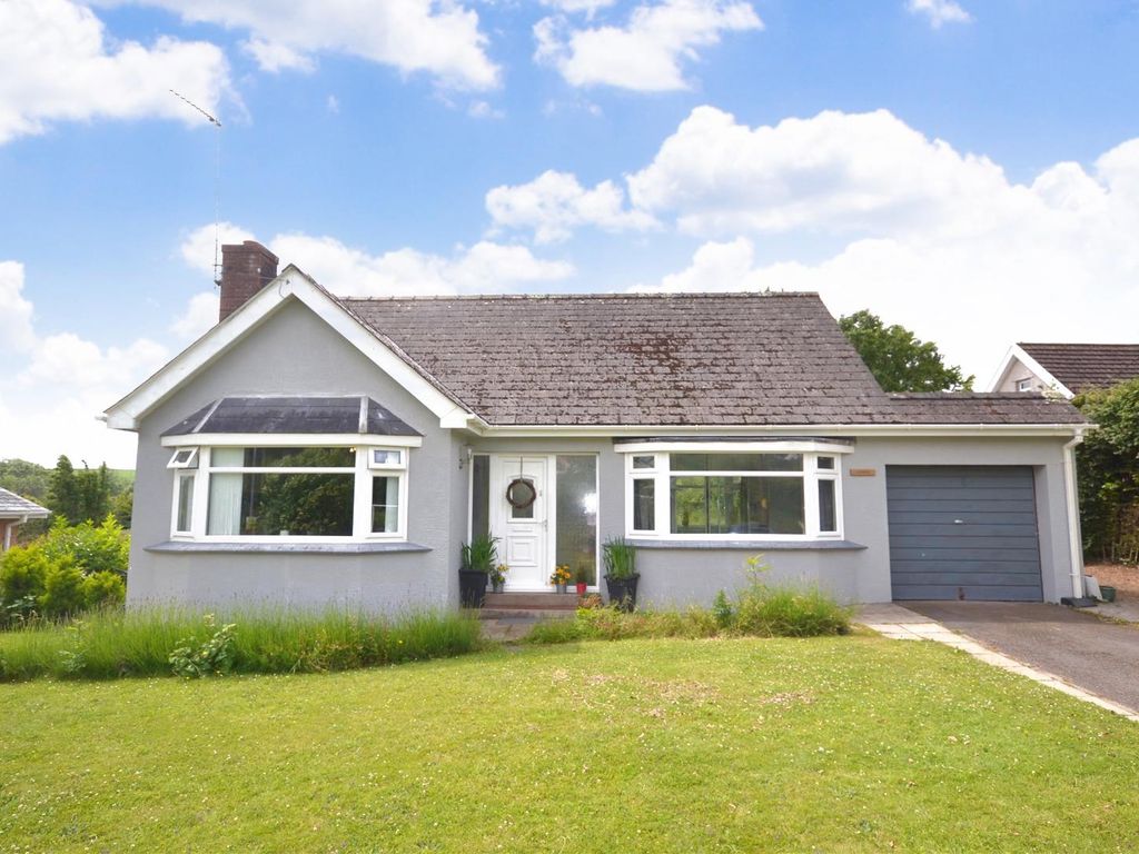 3 bed detached bungalow for sale in Lower Lamphey Road, Pembroke SA71