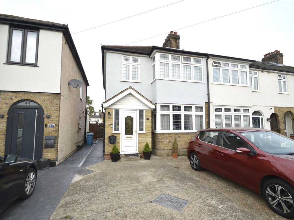 3 bed end terrace house for sale in Bridport Avenue, Romford RM7, £