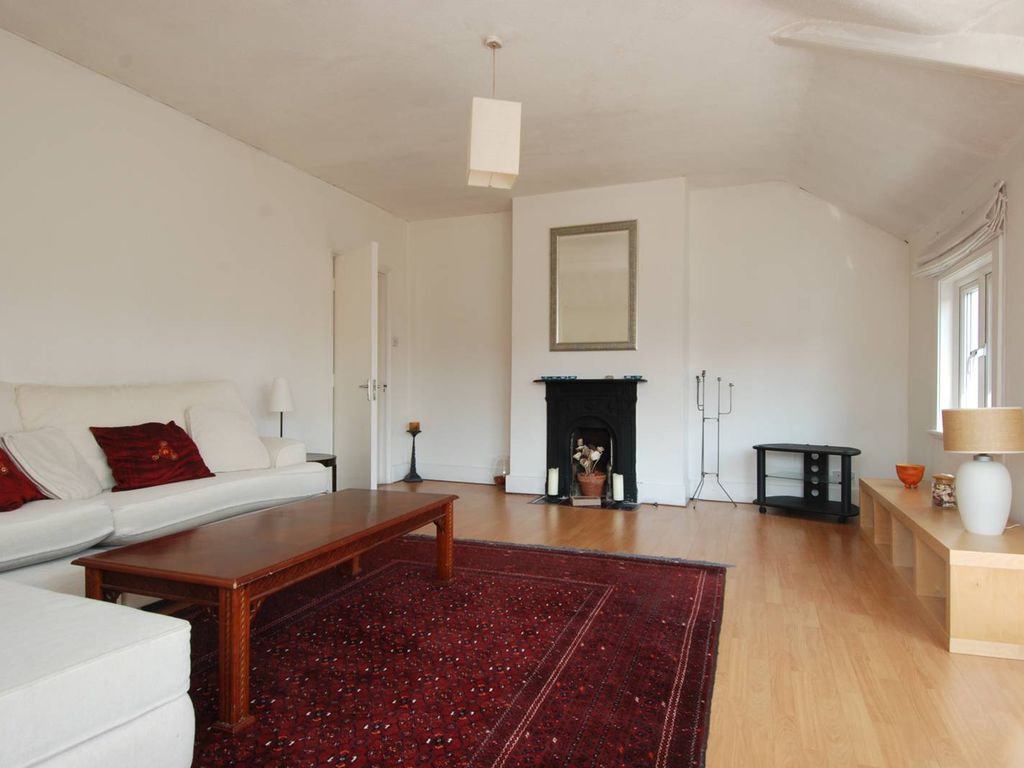 2 bed flat to rent in Salford Road, Telford Park, London SW2, £2,400