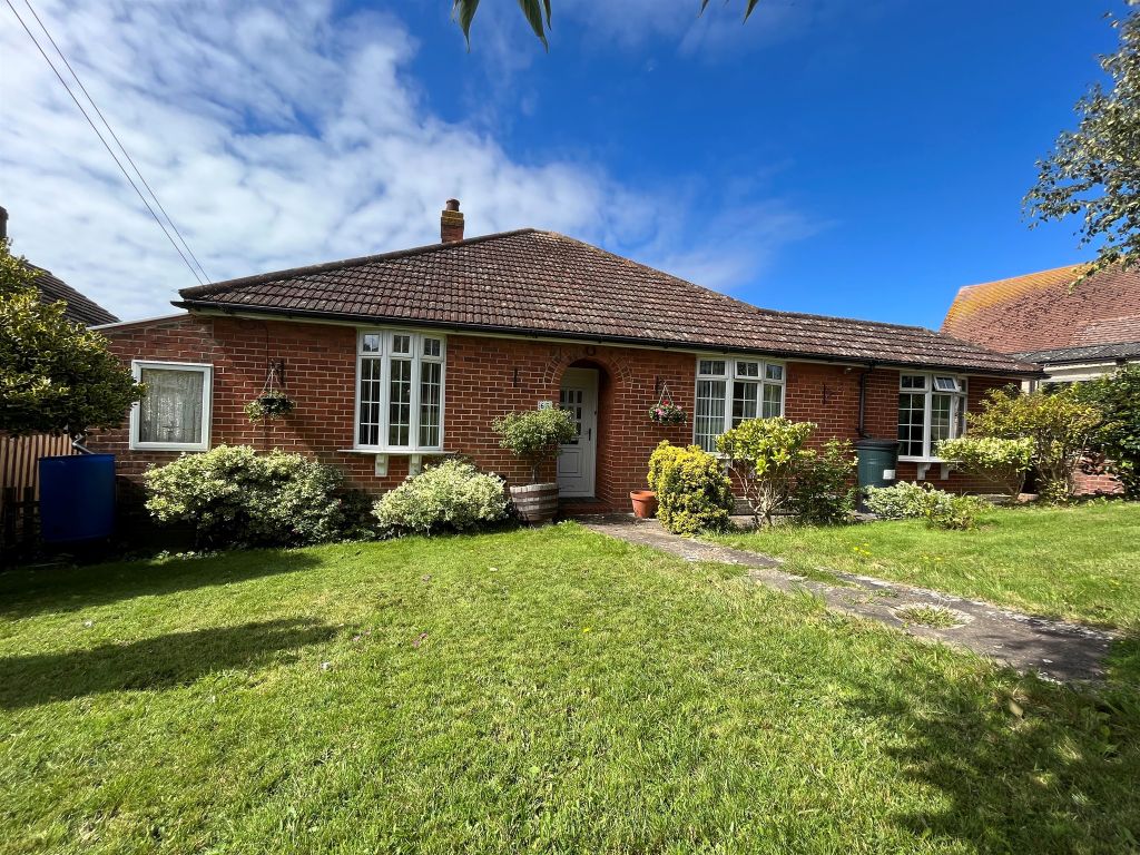 3 bed detached bungalow for sale in Beresford Road, Newhaven BN9, £