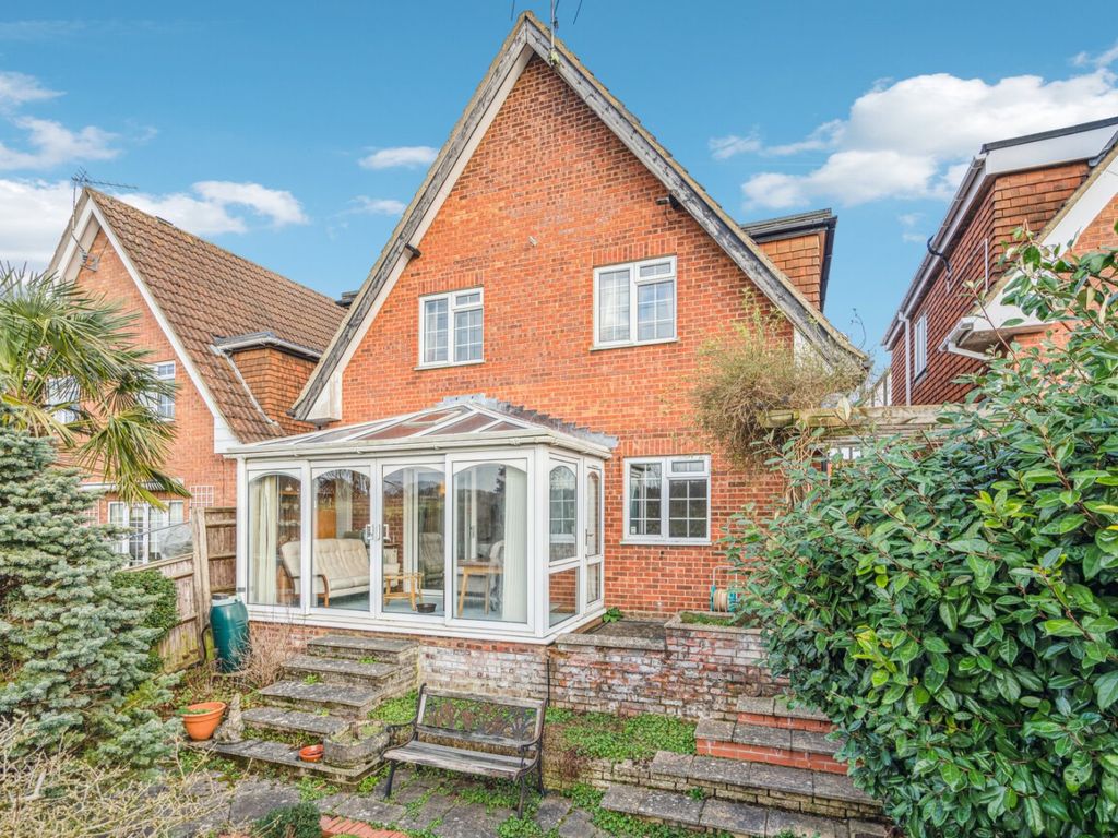 2 bed detached house for sale in Deanacre Close, Chalfont St. Peter SL9, £675,000 Zoopla