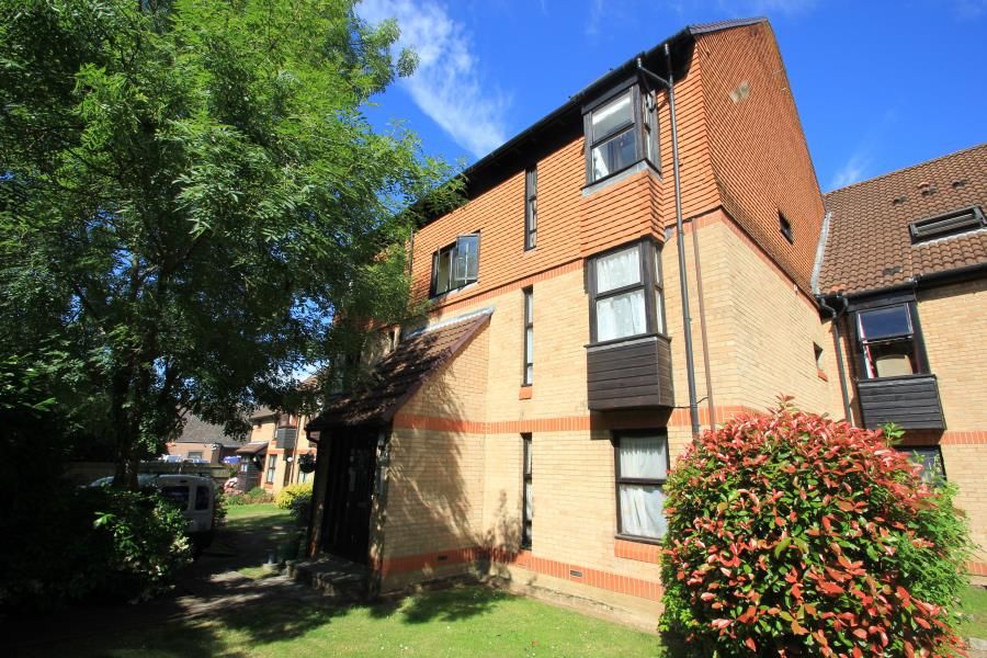 Studio to rent in Trenance, Horsell, Woking GU21 Zoopla