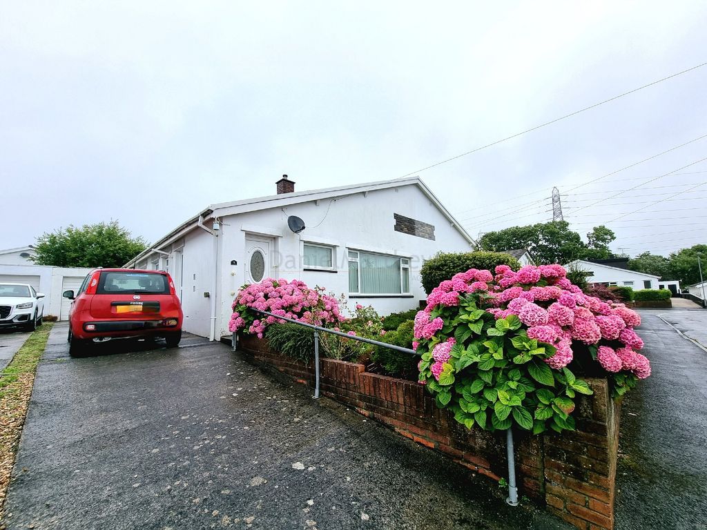 3 bed semidetached bungalow for sale in Castle View, Bridgend