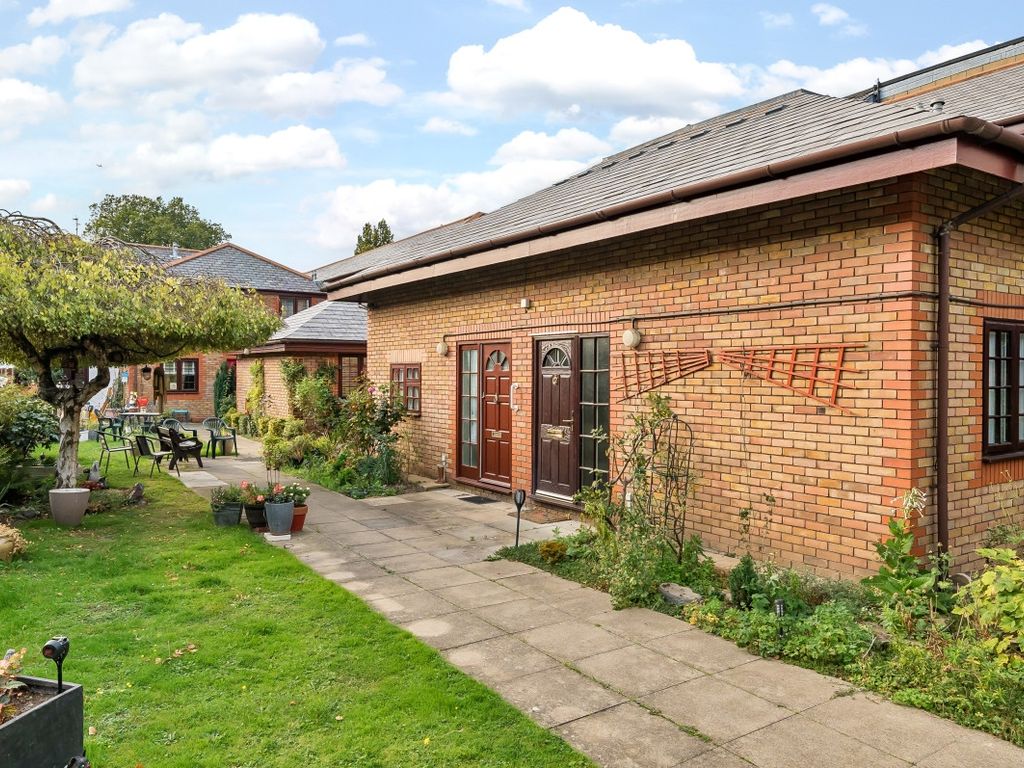 1 bed flat for sale in Footscray Road, London SE9, £180,000 Zoopla