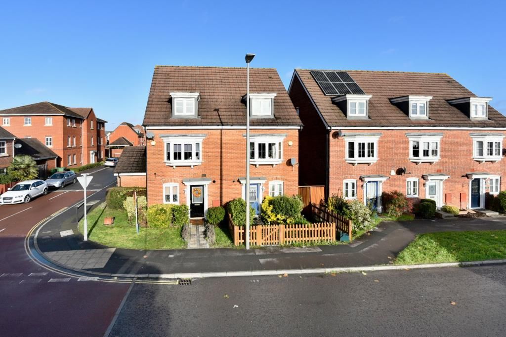 3 bed semidetached house for sale in Heath RG19, Zoopla