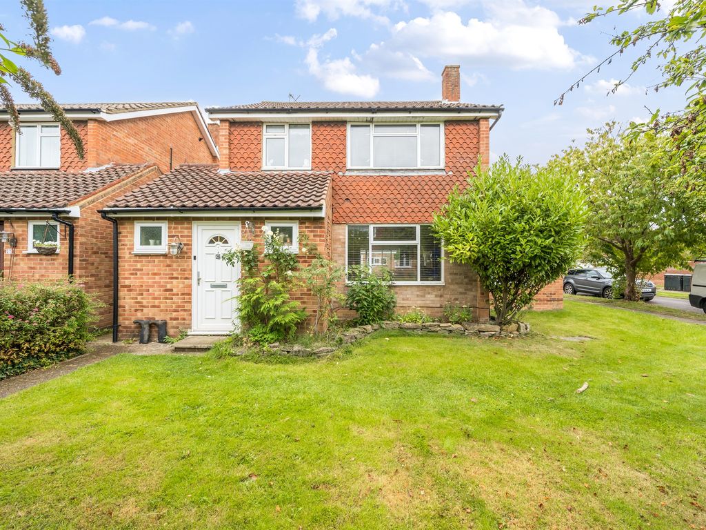4 bed detached house for sale in ster Close, Maidenhead SL6, £