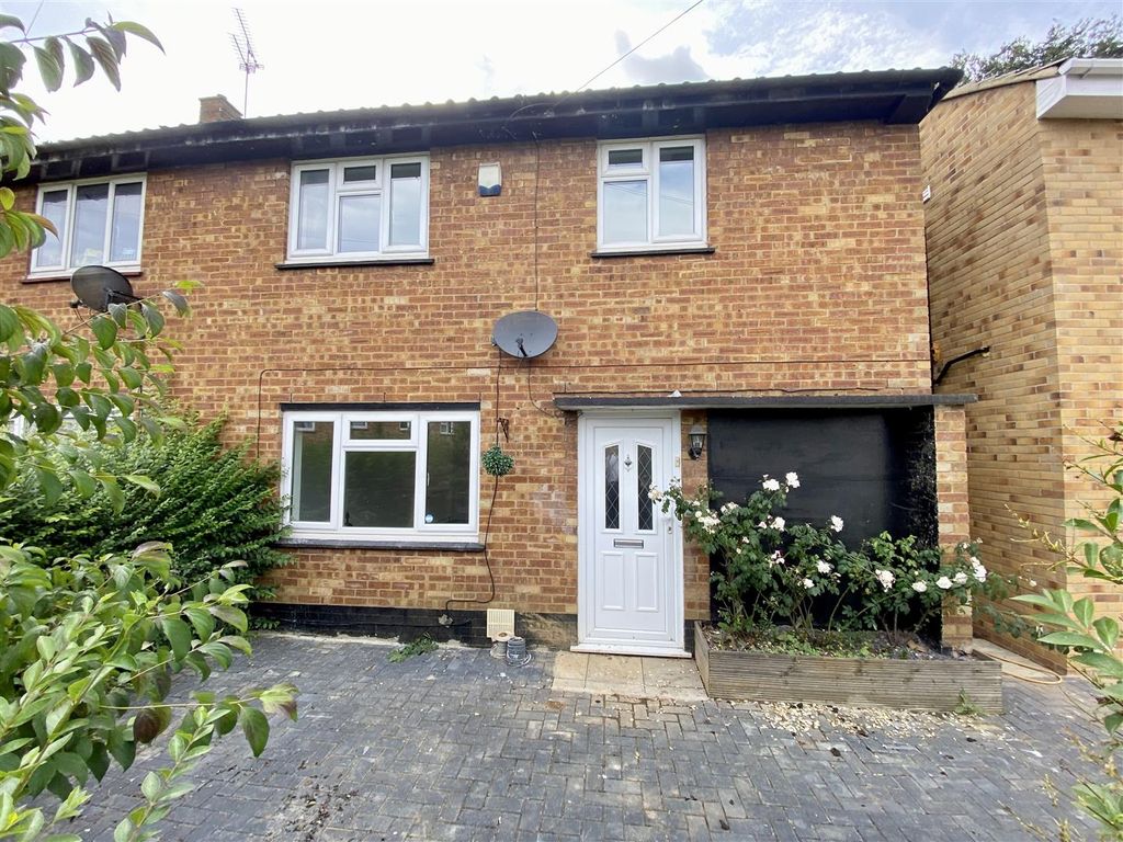 4 bed semidetached house to rent in Bank Close, Luton LU4, £1,600 pcm Zoopla