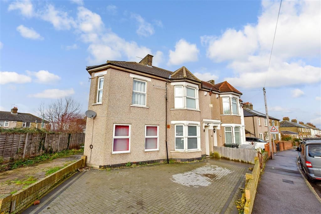 5 bed end terrace house for sale in Knockhall Road, Greenhithe, Kent
