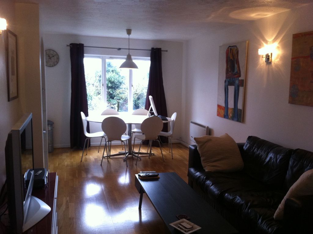 2 bed flat to rent in Wicket Road, Perivale, Greenford UB6, £1,600 pcm