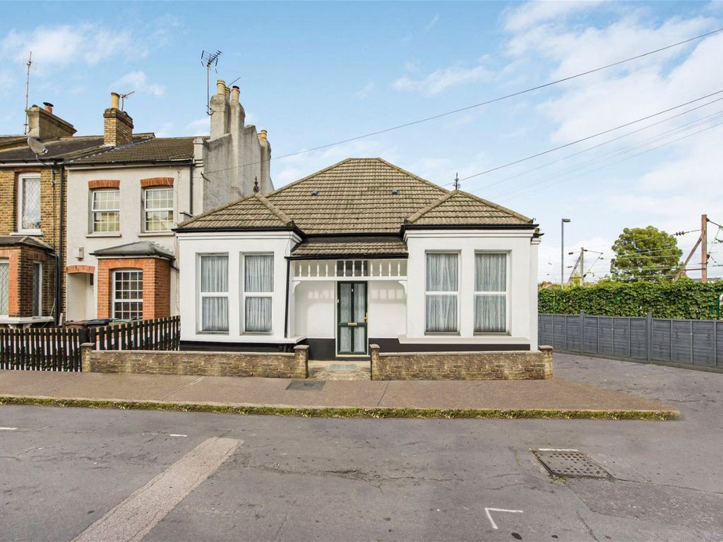 2 bed terraced bungalow for sale in Garfield Road, Chingford E4 Zoopla