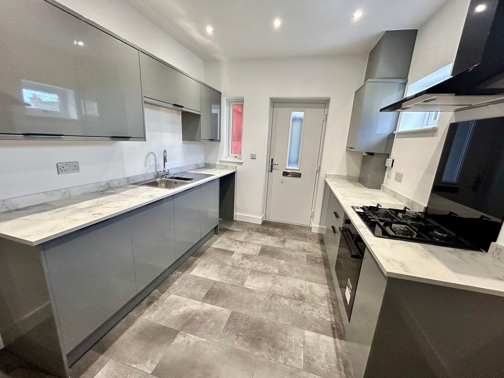 3 bed flat to rent in 46 Alfred Road, Gravesend, Kent DA11, £1,350 pcm