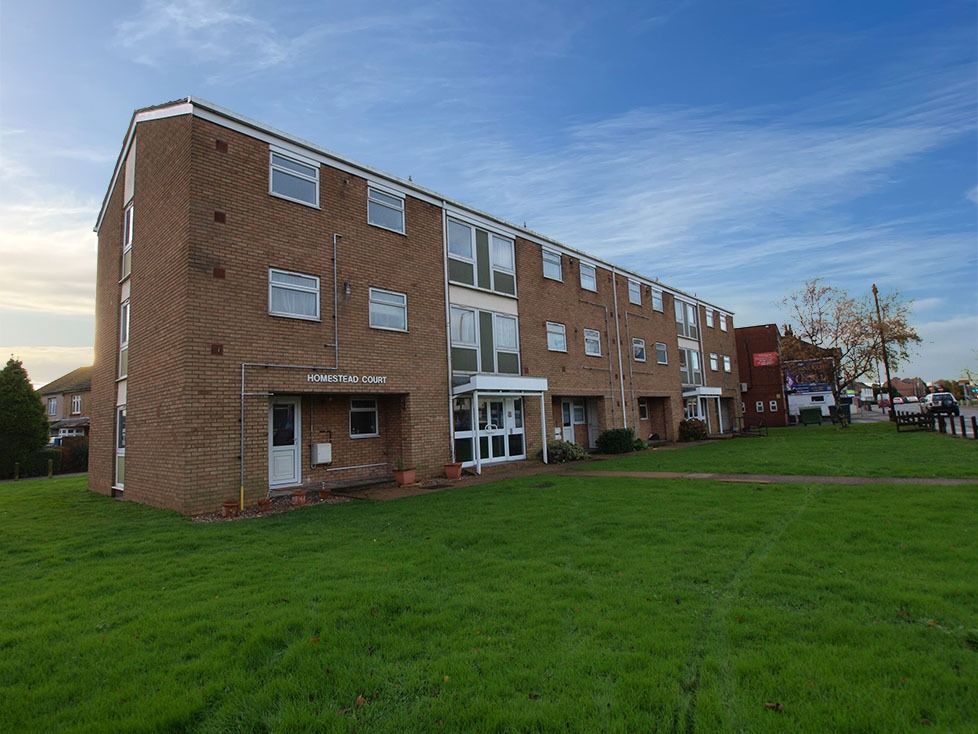 2 bed flat for sale in Homestead Court, High Street, Hadleigh, Essex