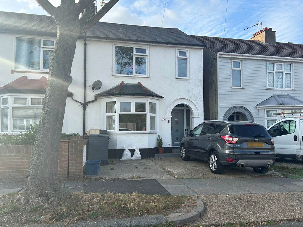 3 bed semidetached house for sale in Wakering Avenue, Shoeburyness