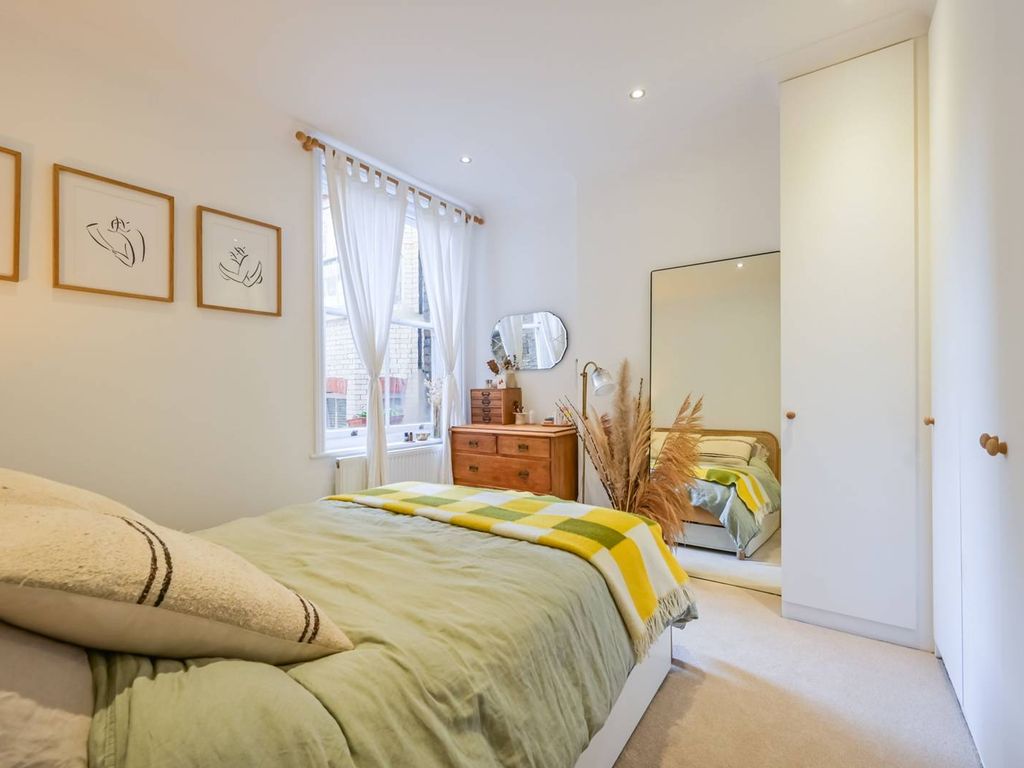 2 bed flat for sale in Ferme Park Road, Crouch End, London N8, £700,000