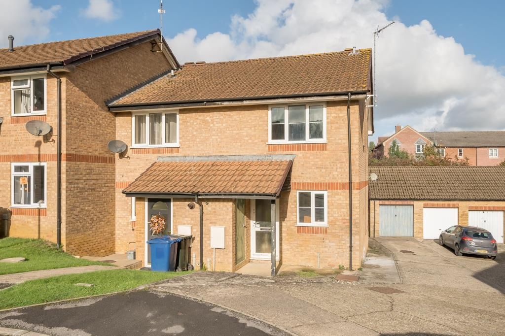 2 bed end terrace house for sale in Banbury, Oxfordshire OX16, £200,000