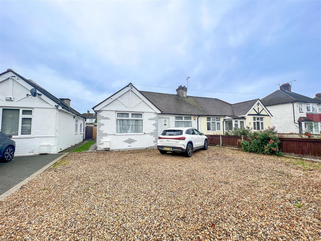 4 bed semidetached bungalow for sale in Burnham Road, Dartford DA1, £