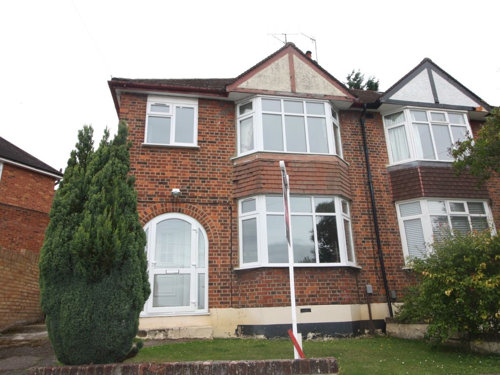 3 bed semidetached house to rent in Chipperfield Road, Hemel Hempstead
