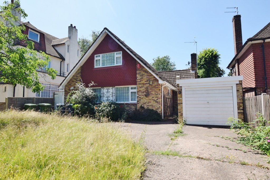 4 bed detached house for sale in The Avenue, Hatch End, Pinner HA5, £