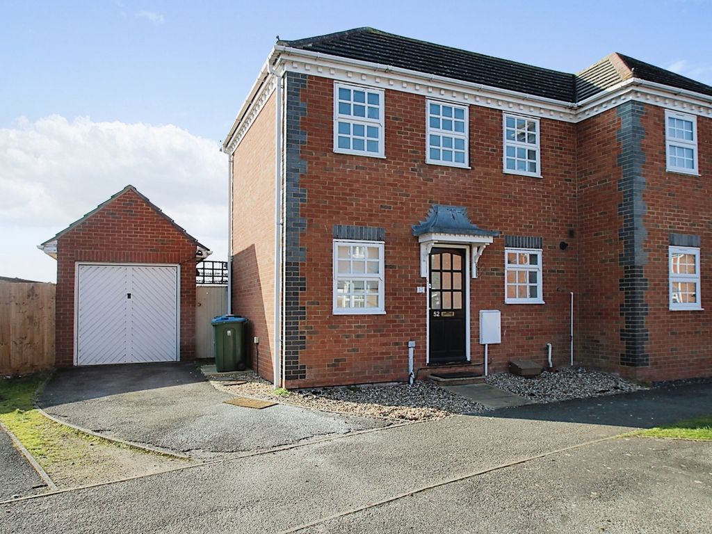 2 bed semidetached house for sale in Lark Vale, Watermead, Aylesbury
