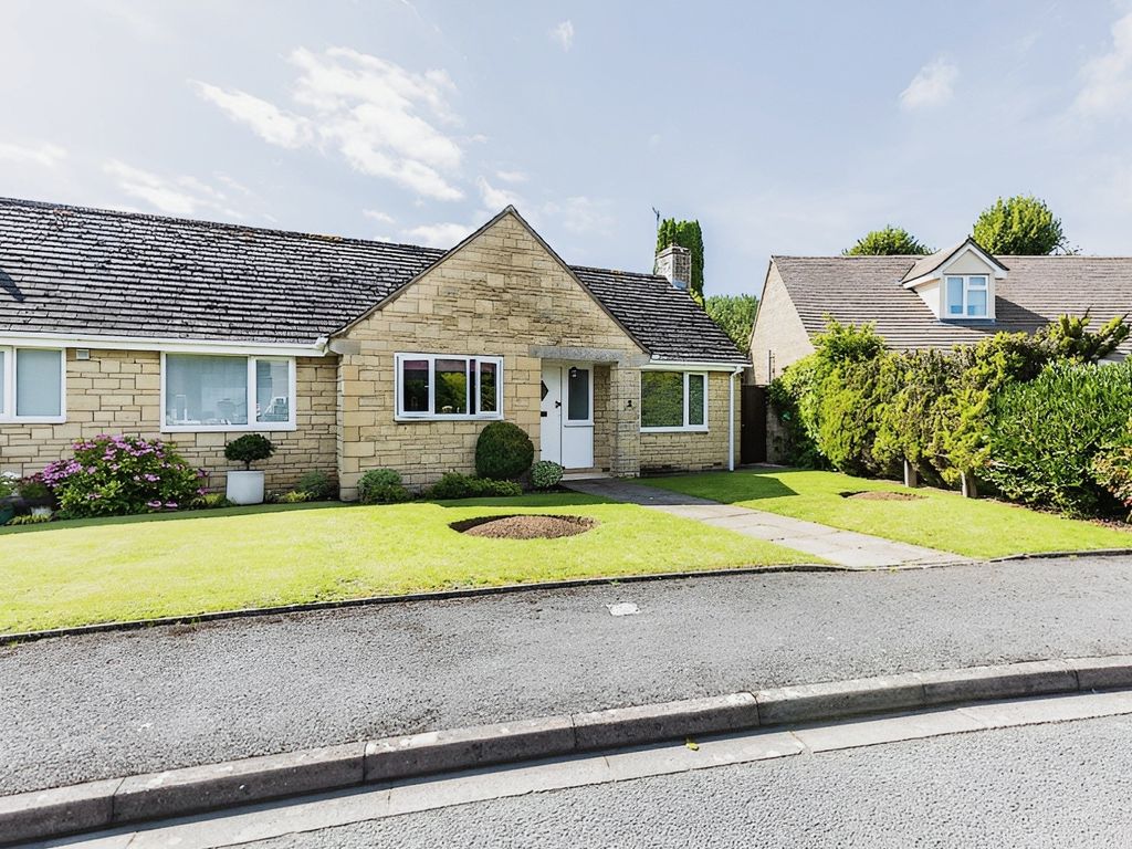3 bed semidetached bungalow for sale in The Gorse, BourtonOnThe