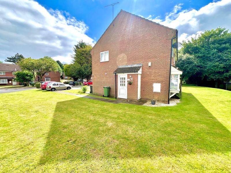 2 bed property for sale in Bowmans Way, South West Dunstable LU6, £