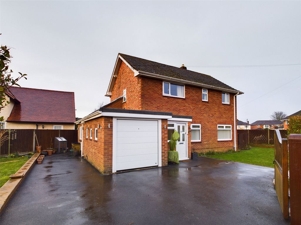 3 bed detached house for sale in Lea Crescent, Longlevens, Gloucester