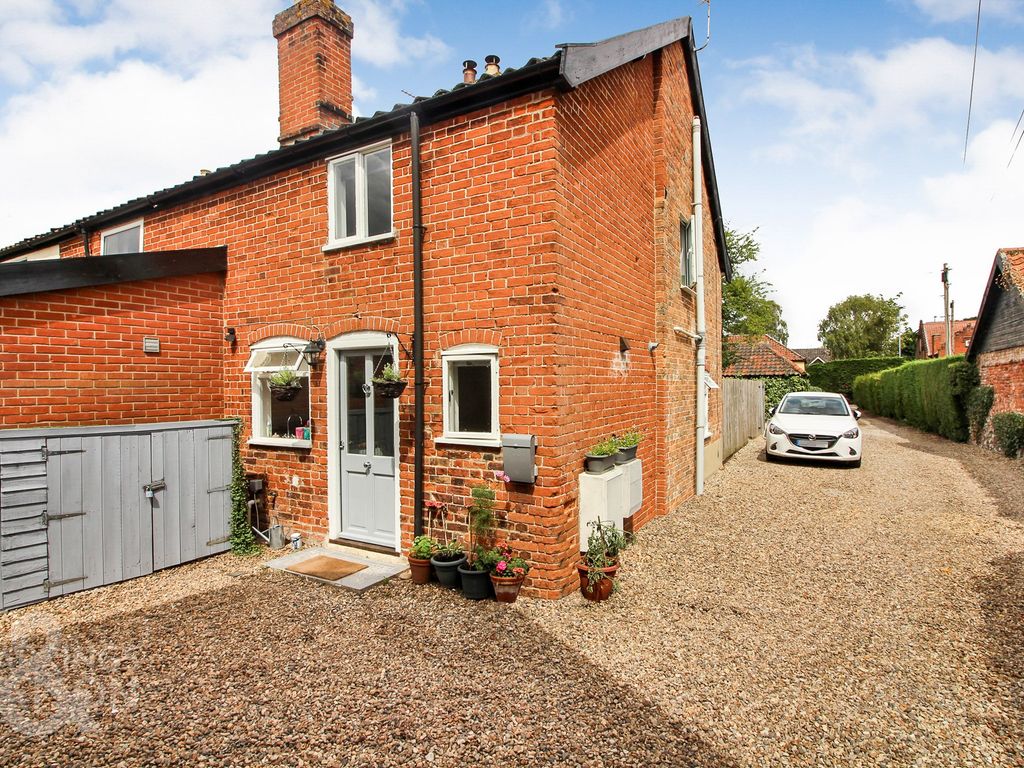 2 bed end terrace house for sale in The Street, Poringland, Norwich