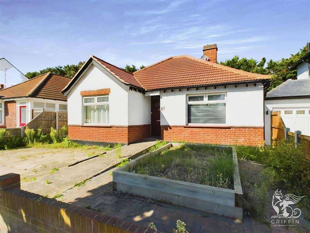 3 bed detached bungalow for sale in Howard Road, Upminster RM14, £