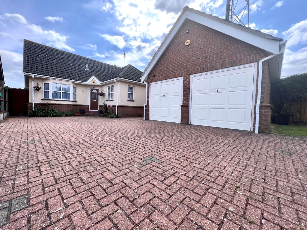 4 bed detached house for sale in Hawks Lane, Hockley SS5, £575,000 Zoopla
