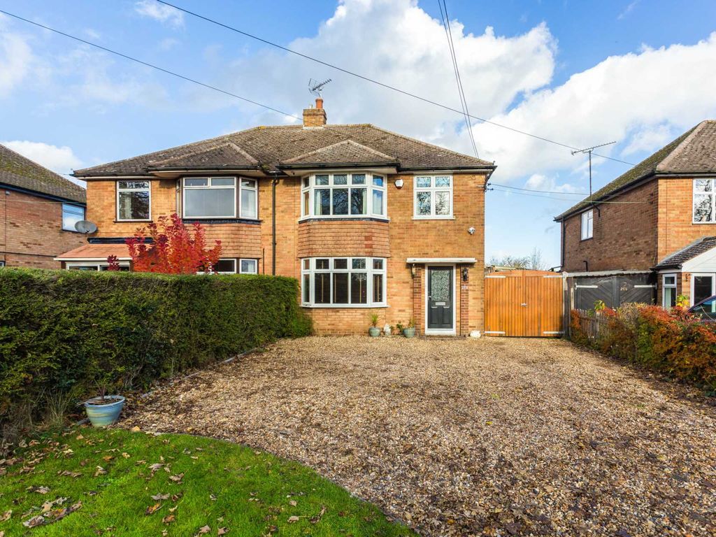 3 bed semidetached house for sale in Common Road, Kensworth, Central