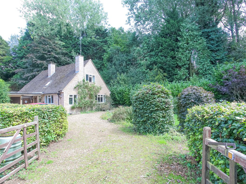 4 bed detached house for sale in Brookside, Hook Norton OX15, £550,000