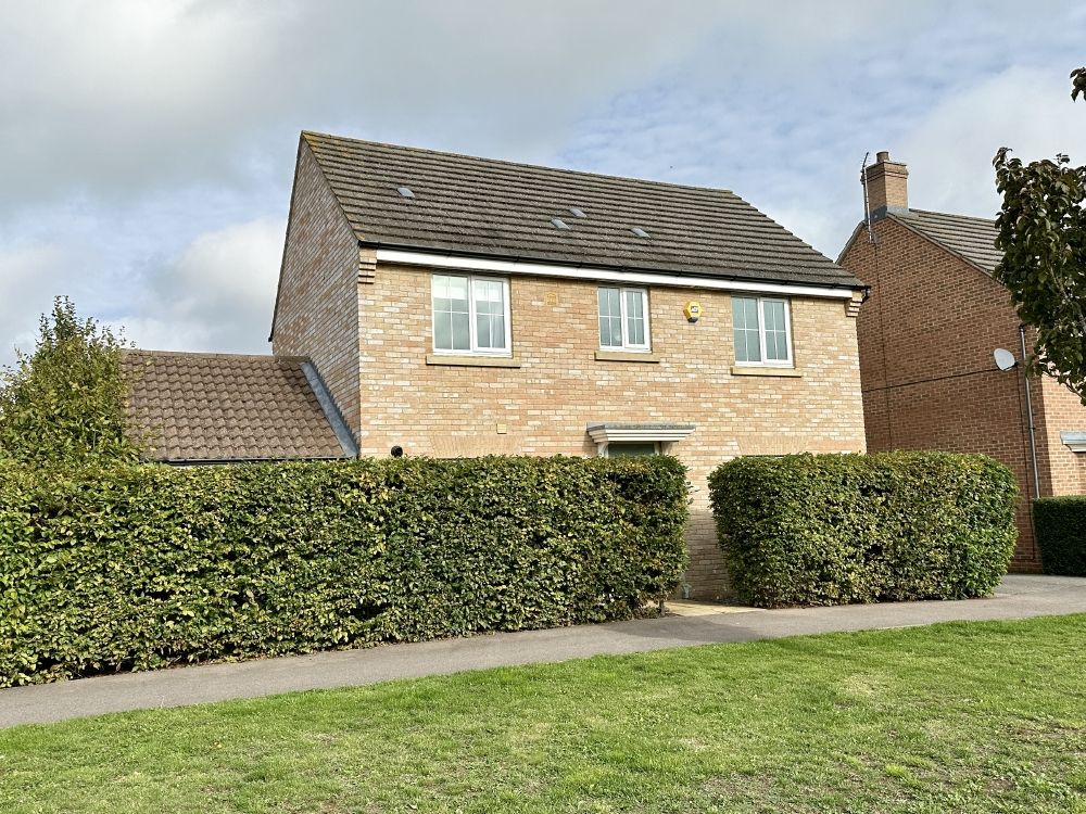 3 bed detached house for sale in Comben Drive, Godmanchester PE29, £