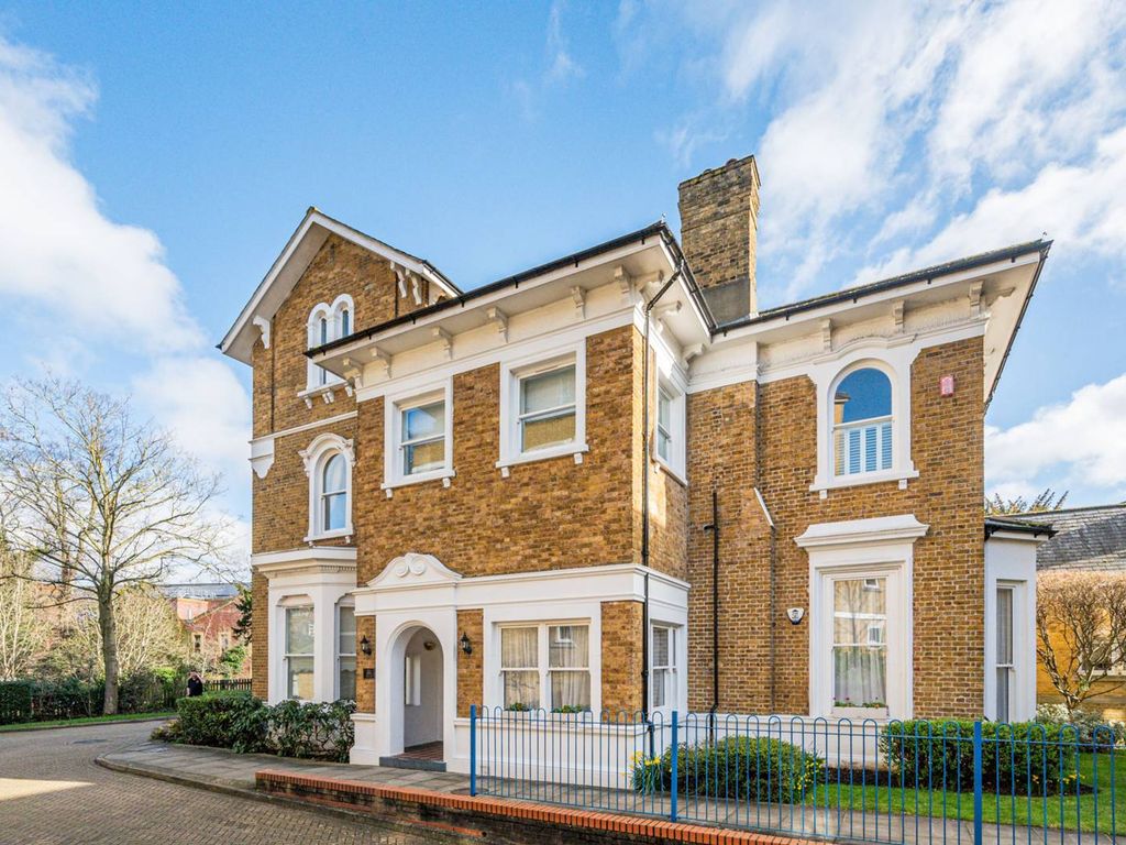 2 bed flat for sale in Hill House Mews, Bromley BR2, £450,000 Zoopla