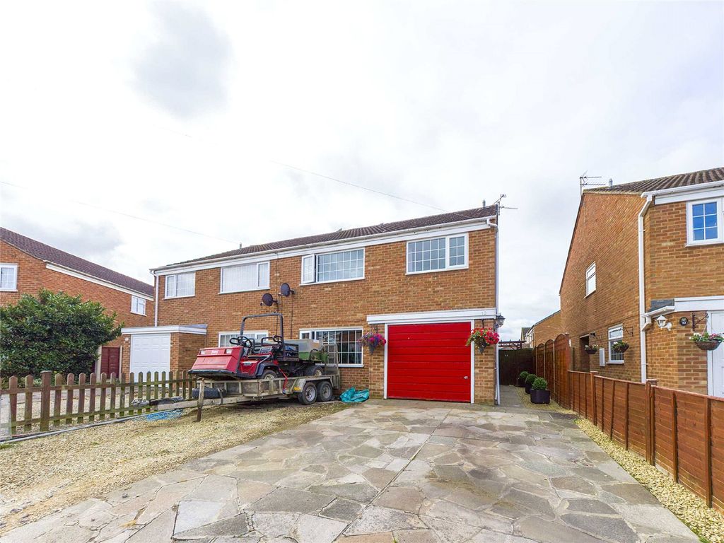 4 bed semidetached house for sale in Courtfield Road, Quedgeley